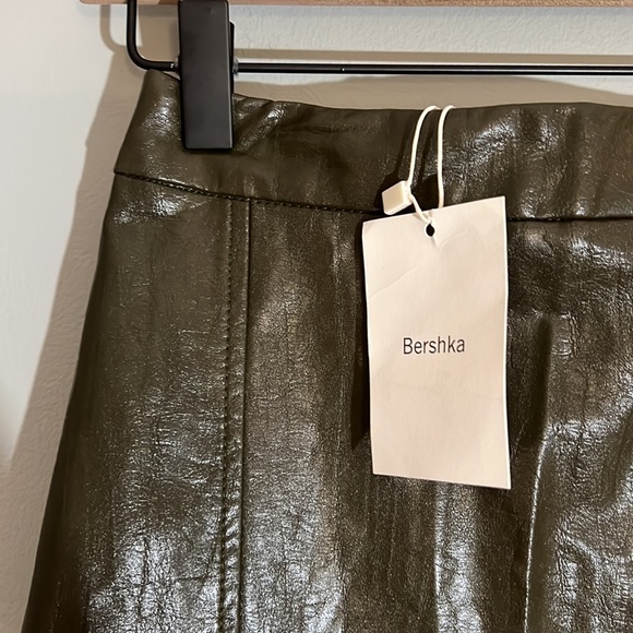 NWT ASOS Faux Leather Mini Skirt - Size XS (Olive Green) - Picture 2 of 6